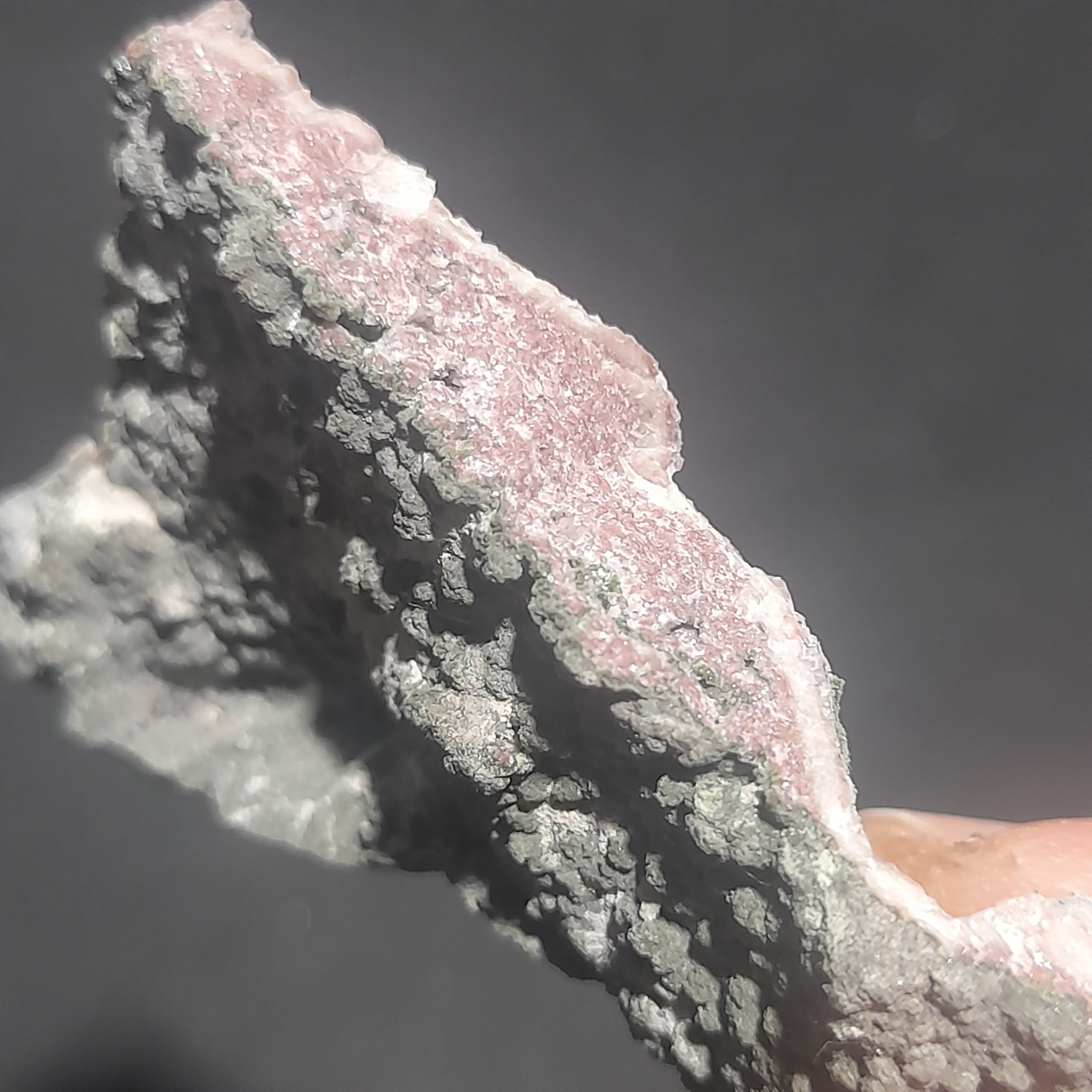 Moltramite coating Dolomite