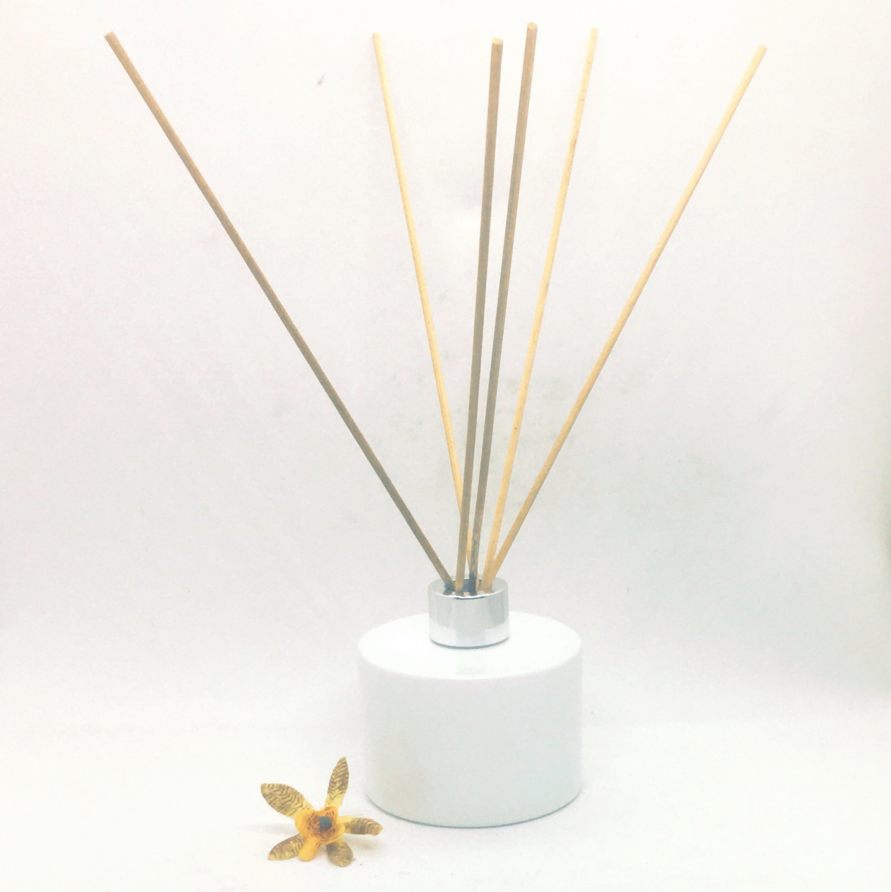 Diffuser bottle with sticks, seal & silver overcap